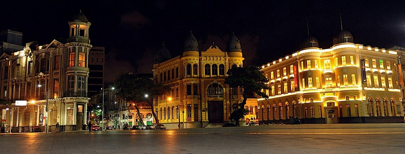Marco Zero iluminado à noite, no Recife Antigo